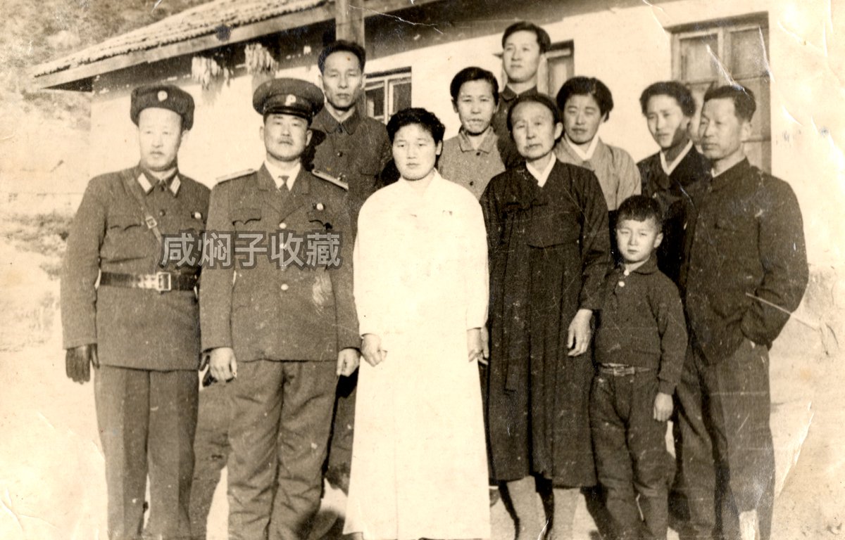 Samcheolli's tweet photo. 🇰🇵 Korean People's Army Colonel's Portrait Set (1980s)  

Original set of three undated portrait photos of an unnamed Colonel of the Korean People’s Army, taken throughout the 1970s to the 1980s.

The first photo was taken when he was still a Lieutenant Colonel while wearing the older style dress uniform. In the second photo, he has been promoted to Colonel and is wearing a newer style dress uniform along with a few additional medals. Even more interesting are the Guards Badge and Red Flag Company (3 Times) Badge he is wearing. The third photo shows him (far left) with his family, where he is wearing a rare long rectangular Kim Il Sung portrait badge and a regular service uniform.