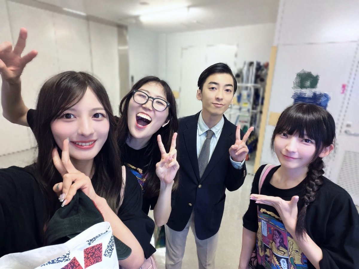 nagata_shiori_'s tweet photo. 十九人さんの第4回単独ライブ「MOON（ムーンヌ）」
なっちゃんと観させていただきました🛸
面白すぎた……面白すぎた……
好きだったネタを思い出す時間が楽しいです。何度でも観たいので、配信もチェックしようと思います👀👀 https://t.co/WfMftzL7jU