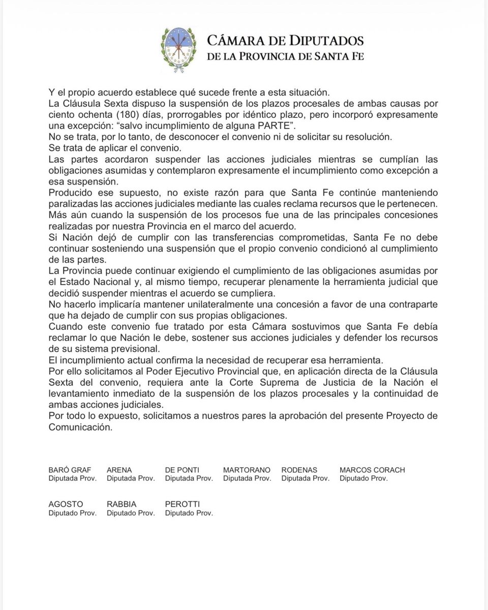 MCorach's tweet photo. Nación volvió a defaultear a Santa Fe: la ANSES cortó las transferencias para la Caja de Jubilaciones y violó el acuerdo firmado en abril.

​Nos opusimos a paralizar las demandas en la Corte por chirolas, pero la cláusula era explícita: si Nación no pagaba, la suspensión se caía.

​Junto al bloque justicialista presentamos un proyecto para instar al gobernador Pullaro a reanudar de inmediato los juicios ante la Corte Nacional.

​El propio ministro Pablo Olivares confirmó el atraso. Apenas terminaron de firmar el convenio, el gobierno de Milei ya lo estaba incumpliendo.

​Exigir que se cumpla el contrato no es romper nada, es reclamar lo que nos corresponde. Mantener las causas congeladas desprotege el patrimonio provincial de forma irresponsable.

​Debemos hacer valer nuestros derechos para recuperar el dinero retenido y garantizar el sistema jubilatorio de las y los santafesinos.