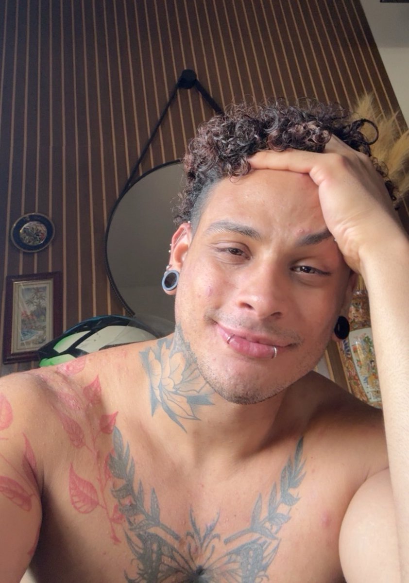 badtzboy_'s tweet photo. Quero furar minha cara com mais alguns piercings, oq eu posso botar? https://t.co/NuPh4SIjOR