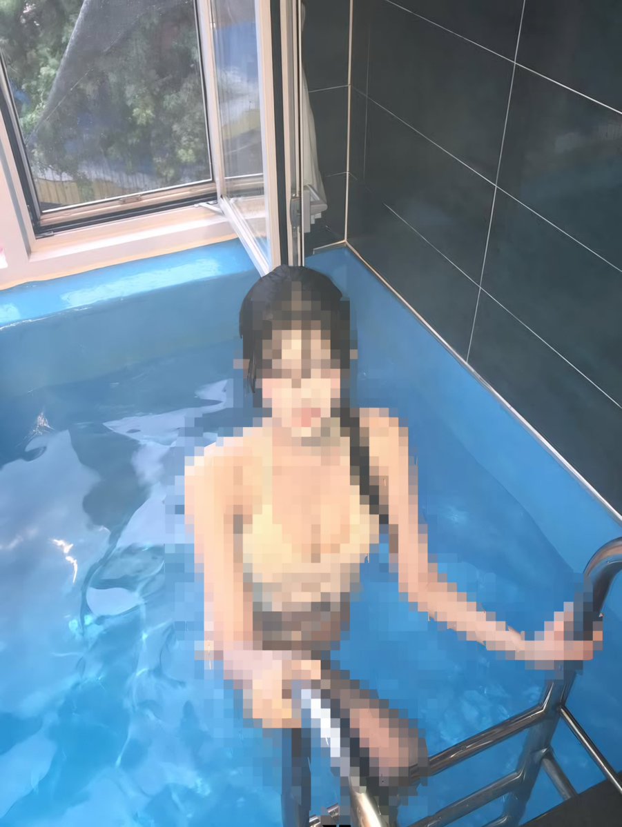 b40zah's tweet photo. 우월하던 짝녀가 공공장소에서 알몸을 보여주네
수영장에서 옷 다 벗으면 안돼💦💦💦

너희도 상납하면 짝녀가 알몸으로 돌아다니는 거 볼 수 있어🥵

#지인능욕 #ㅈ올 #지인상납 #지인박제
#겹지인 #얼싸 https://t.co/7FMPuHy8uG