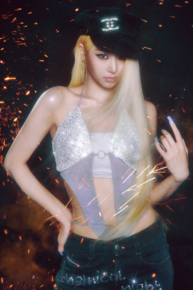 SOURCEMUSIC's tweet photo. CHEMICAL NIGHT 💥

✰ OFFICIAL MV
2026.09.11 12AM (KST) | 09.10 11AM (ET)

✰ 2nd Single Album 'Made My Night'
2026.09.11 1PM (KST) | 12AM (ET)

💿Pre-save &amp; Pre-order
https://t.co/ShoVOUwSeL

#LE_SSERAFIM #르세라핌 
#HUHYUNJIN
#MadeMyNight https://t.co/oR8tljQT5o