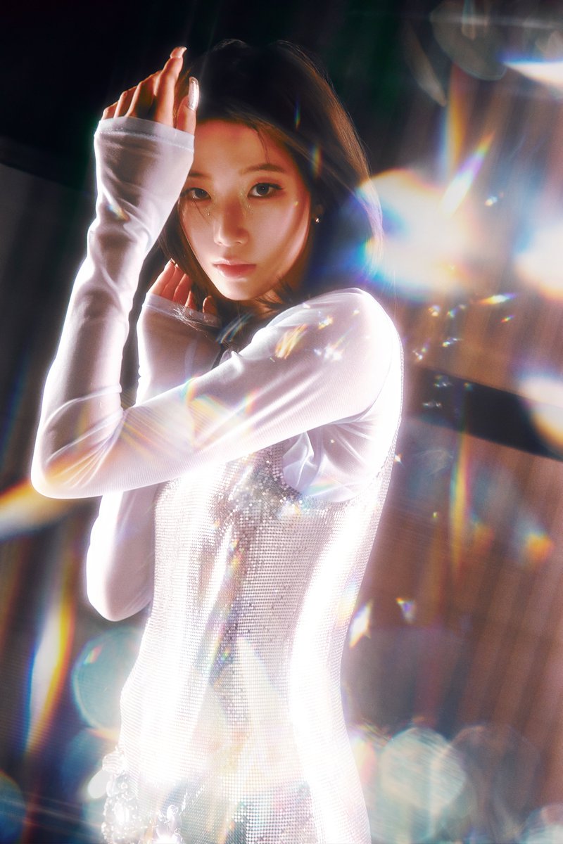 SOURCEMUSIC's tweet photo. CHEMICAL NIGHT 💥

✰ OFFICIAL MV
2026.09.11 12AM (KST) | 09.10 11AM (ET)

✰ 2nd Single Album 'Made My Night'
2026.09.11 1PM (KST) | 12AM (ET)

💿Pre-save &amp; Pre-order
https://t.co/ShoVOUwSeL

#LE_SSERAFIM #르세라핌 
#KAZUHA
#MadeMyNight https://t.co/4VLbPAFxUL