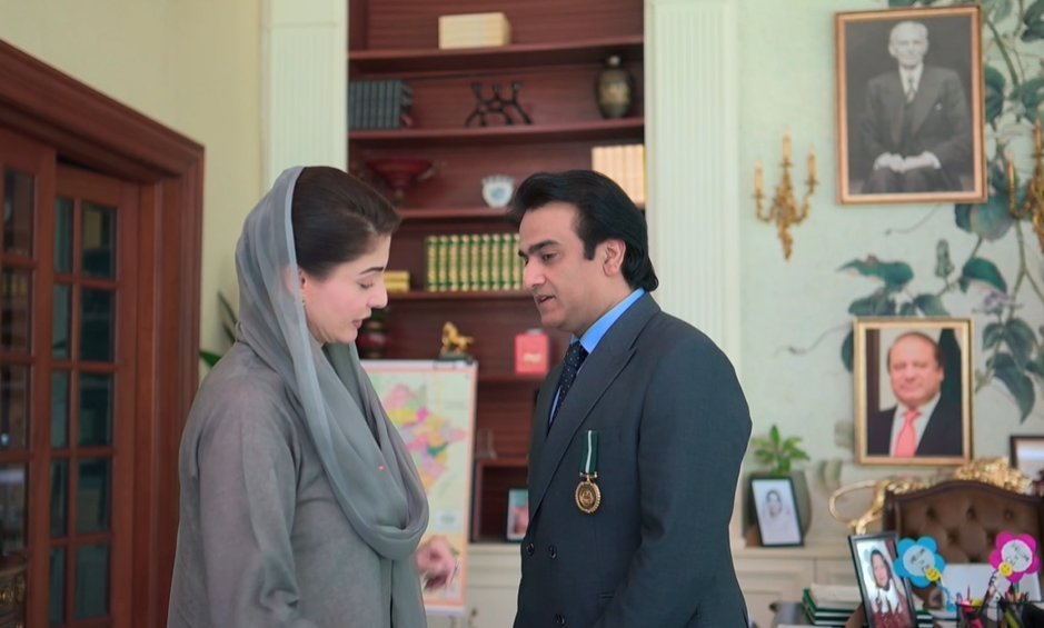 BasharatRaja786's tweet photo. مُلک ڈوب رہا ہو۔ بھوک ننگ کی وجہ سے لوگ خودکشیاں کر رہے ہوں۔ بجلی کا بل جمع کروانے کے لیے لوگ گھر کا سامان فروخت کر رہے ہوں۔ یہ سب ہو رہا ہو تو حکمران چین کی نیند نہیں سو سکتا مگر یہ خاتون اس عالم میں بھی نوٹنیکوں سے باز نہیں آتی اپنے تمغے بنا کر افیسرز کے ک��دھوں پر چسپاں کر رہی ہے۔