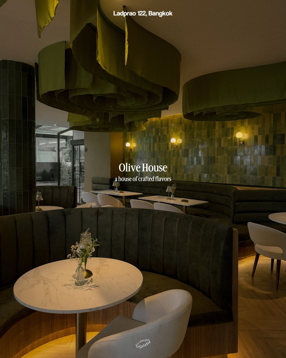 bjauntanywhere's tweet photo. Olive House 🫒🏠🍴 : ไปเจอร้าน All Day Dinner เปิดใหม่ย่านลาดพร้าว 122 มา ร้านสวยมาก มาในสไตล์โมเดิร์น โทนสีเขียวมะกอก มีความเรียบแต่หรู ที่นี่เป็นทั้งคาเฟ่และร้านอาหารสไตล์ยุโรปฟิวชั่นที่เสิร์ฟตั้งแต่ช่วง Brunch จนไปถึง Dinner เลย แสงช่วงกลางวันสวยดี ดูคลีน ๆ ถ่ายรูปสวยคอนทราสต์กับช่วงเย็นที่พอเปิดไฟแล้วดูแกลมขึ้นมาเลย มีความไวป์ยุโรป ใครหาร้านมาเดทหรือโอกาสพิเศษต้องที่นี่เลย บรรยากาศดีแต่ราคาเข้าถึงได้
.
รอบนี้สั่งเป็น Beef Wellington, Sea Bass & Seaweed Soup, Truffle Soup, Burrata Salad, Sea Bass with Beurre Blanc ส่วนของหวานเป็น Tiramisu แต่ว่าของที่นี่จะมีความพิเศษนิดนึงคือทีรามิสุเขาจะมีส่วนผสมของเกาลัดด้วย โดยรวมอร่อยเลย ไอเลิฟทีรามิสุ 

📍พิกัด : ซ.ลาดพร้าว 122 แยก 4
🚗 มีที่จอดรถหน้าร้าน
🕰️เปิดทุกวัน : 10:00-22:00 น. (ปิดวันจันทร์)