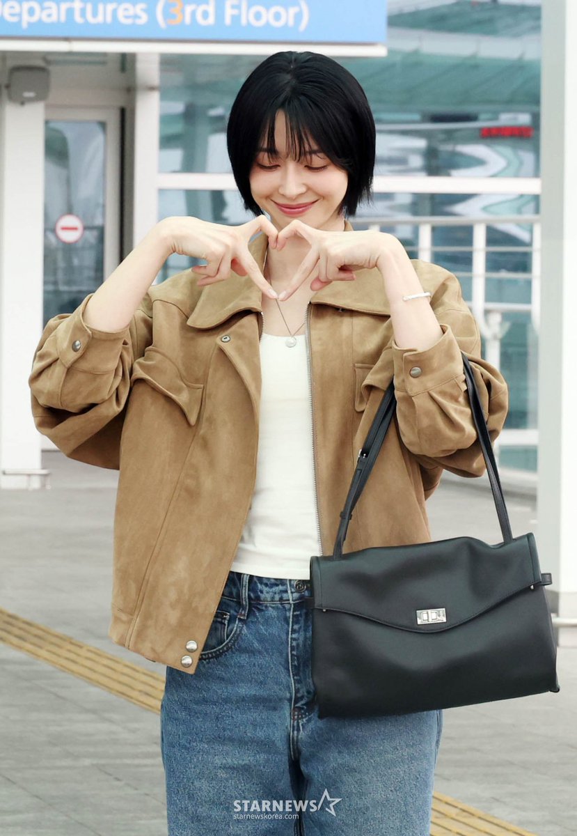 KwonNaraUpdates's tweet photo. 260901 | [Article] Actress Kwon Nara departed from Incheon Airport for Da Nang, Vietnam, for a fashion magazine photoshoot. 😍💖✈️

#KwonNara #권나라 https://t.co/yIaIigwF01