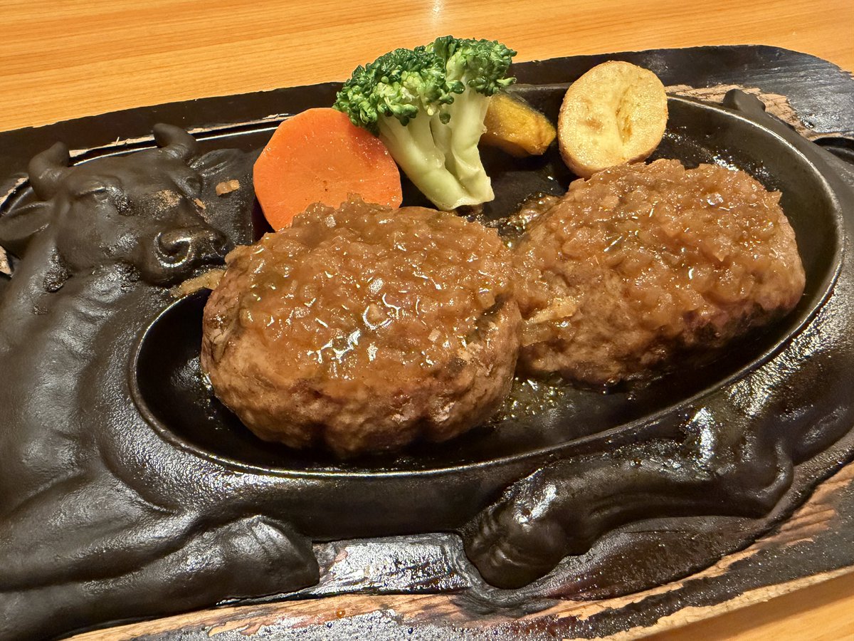 Is_kate27's tweet photo. 【さわやか 藤枝築地店｜静岡県藤枝市】🍖
📍 静岡県藤枝市築地520-1

げんこつハンバーグ 1,540円
ライス 290円

平日で待ち時間も20分程度と比較的空いていました。

#静岡グルメ #藤井グルメ #ハンバーグ
#ご当地グルメ 

#kate旅行備忘録 https://t.co/MPpqomE2Kt