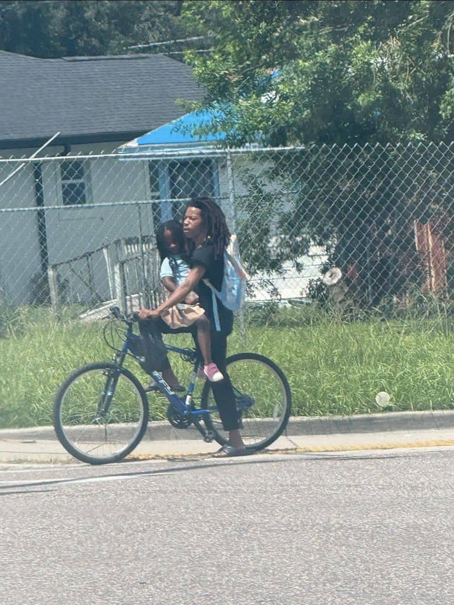 RoyIsThaTruth's tweet photo. This Young man was making sure his daughter got to school yesterday!!!!!! Salute!!!!!💯💯💯💯💯💯 https://t.co/EvP78QVxOt