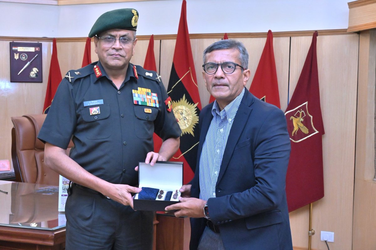 suryacommand's tweet photo. "𝗦𝘁𝗿𝗮𝘁𝗲𝗴𝗶𝗰 𝗥𝗲𝗮𝗱𝗶𝗻𝗲𝘀𝘀, 𝗦𝘂𝘀𝘁𝗮𝗶𝗻𝗲𝗱 𝗢𝗽𝗲𝗿𝗮𝘁𝗶𝗼𝗻𝗮𝗹 𝗘𝗱𝗴𝗲."

Defence Secretary Shri Rajesh Kumar Singh, #IAS, met Lt Gen Anindya Sengupta, GOC-in-C #SuryaCommand, at #Lucknow.

The Defence Secretary was briefed on the operational preparedness, logistics capabilities and strategic readiness of #SuryaCommand, with focus on its ability to maintain sustained combat readiness, ensure robust logistics support and respond swiftly and effectively to emerging operational challenges.

The briefing highlighted the Command’s integrated approach towards operational preparedness, force sustenance and logistics resilience, reaffirming its commitment to remain mission-ready across the full spectrum of contingencies.

#IndianArmy #SuryaCommand #OperationalReadiness #CombatReady #MissionReady #NationFirst

@adgpi
@ProDefLko
@PROdefprayagraj
@PIB_India
@HQ_IDS_India
@PRODefDehradun
@UBArea_IA