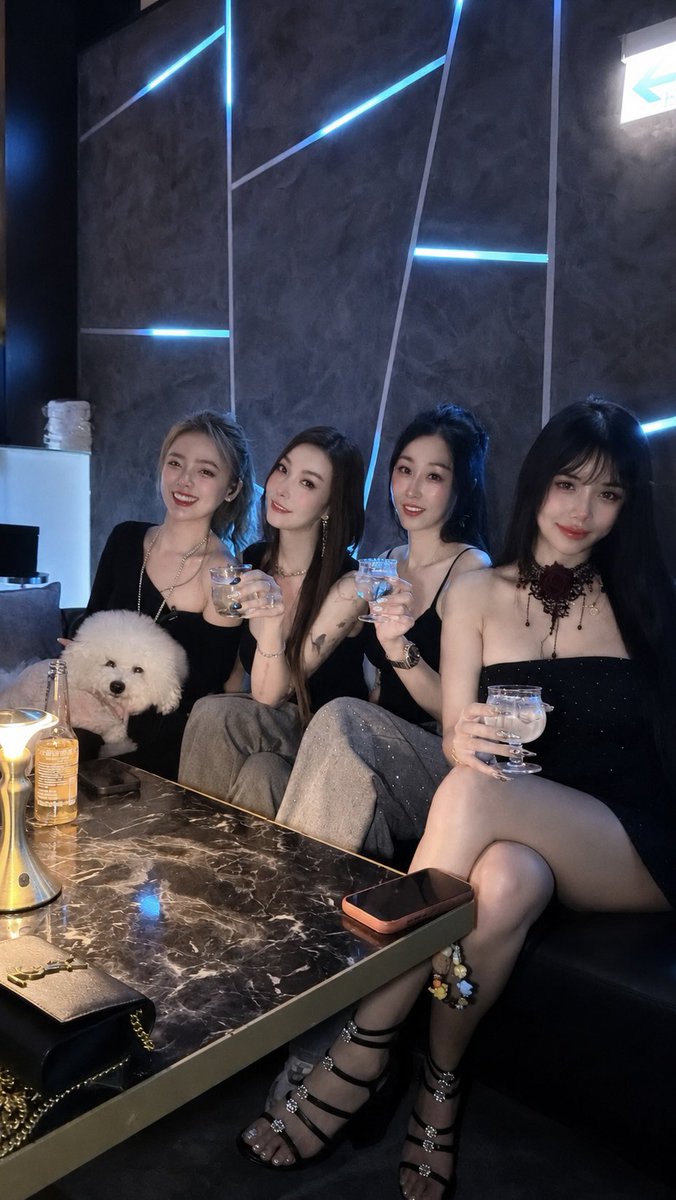 AnaBelo19's tweet photo. Girls’ night done right 🥂 https://t.co/0YBpWirGx1