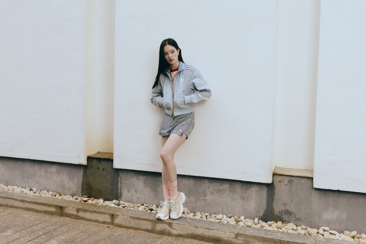otpcnews's tweet photo. อาดิดาส ออริจินอลส์ เปิดตัวคอลเลกชัน FW26 Denim ดึงสี่พาร์ทเนอร์หลัก ร่วมถ่ายทอดเรื่องราวของคนที่กล้าเป็นตัวเอง

#BamBam #bbrightvc
#thanaerngnin #AllyNitibhon
#adidasThailand

อ่านข่าวเพิ่มเติมได้ที่ https://t.co/ti66JH0zmR https://t.co/ce264l9XFt