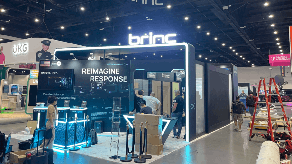 CircleExhibit's tweet photo. BRINC Public Safety Technology Demo Booth

A bold demo booth with large screens, illuminated branding, and a live product zone built around safer emergency response technology.

#PublicSafety #TechnologyDemo #TradeShowBooth https://t.co/lhpCQ6BMxV