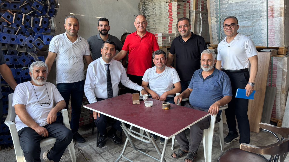 mahmutboyraztr's tweet photo. Çıraklığımızın, emeğimizin ve ticaret yolculuğumuzun başladığı Aşağı Sanayi’de ziyaretlerimize devam ediyoruz.

Bir zamanlar çırak olarak kapısından girdiğimiz bu dükkânlarda bugün esnafımızla aynı sofraya oturuyor, aynı dertleri konuşuyor, geleceğe dair ortak hedeflerimizi paylaşıyoruz.

Biz bu şehrin emeğini de alın terini de çok iyi biliyoruz. Çünkü biz bu hikâyeyi uzaktan dinlemedik; bizzat içinde büyüdük. Geçmişimizi unutmadan, esnafımızdan kopmadan, üreten herkesin yanında olmaya devam edeceğiz.