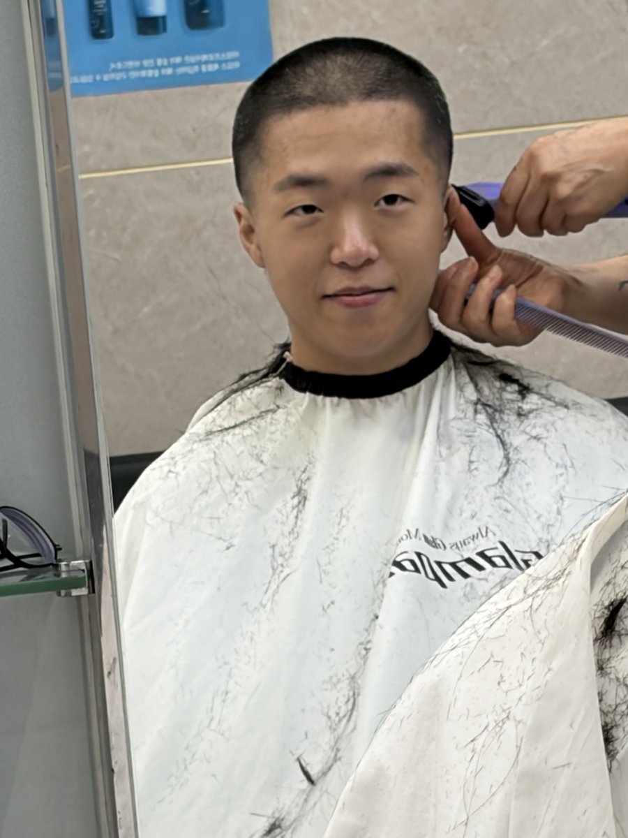JinboongE's tweet photo. 私の双子の兄弟、gwangboongが兵役のために1年半離れることになりました.. 怪我せずに無事に帰ってきてね🥺💪💪 https://t.co/CRUigJuEQu