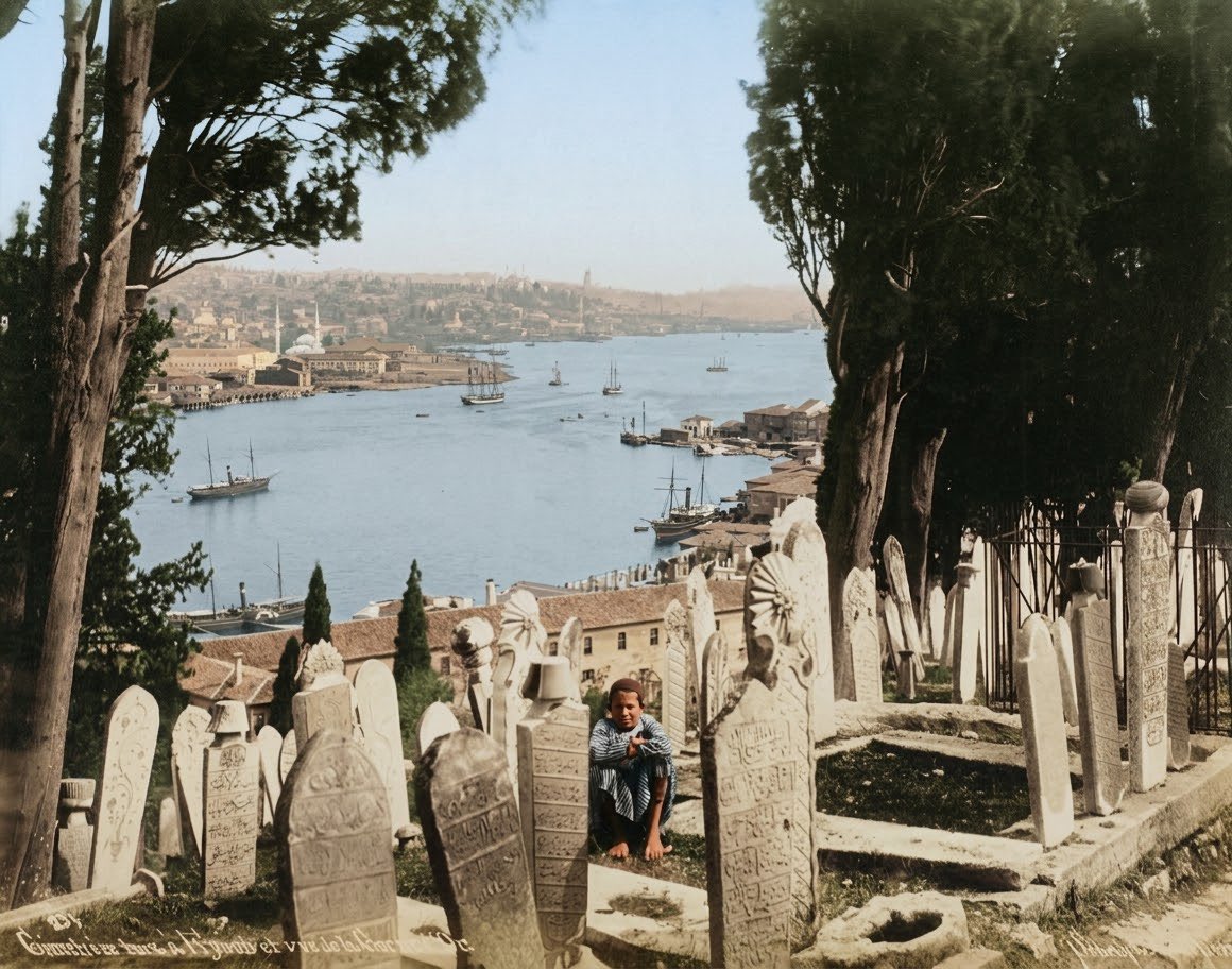 mottotarih's tweet photo. İstanbul, Eyüp Sultan Mezarlığında mezar taşları arasında kollarını bağlamış bir çocuk ve Haliç silüeti. 

📸 Sébah ve Joaillier Fotoğrafı https://t.co/Ulm9YXeGrK