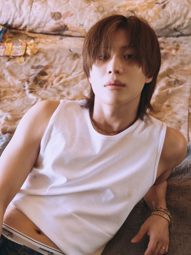 npomvtt's tweet photo. Taemin do SHINee sobre como querer agradar todos os fãs em todos os momentos pode ser artisticamente limitante para idols de Kpop:

"Não me entenda mal, eu amo e respeito meus fãs de coração, mas se eu quiser me desenvolver artisticamente, preciso poder me expressar com sinceridade, mesmo que isso possa ser desconfortável pra algumas pessoas. Tem algumas coisas que idols de Kpop não devem falar sobre. Por exemplo, é considerado tabu falar de amor e relacionamentos. Mas no futuro, eu realmente quero me expressar de forma livre. Por exemplo, recentemente eu fiz uma sessão de fotos em que posei com um cigarro. Eu sei que as pessoas podem pensar em mim de forma diferente depois de ver as fotos, mas isso não precisa necessariamente ser algo ruim. Ainda assim, foi bastante estressante."