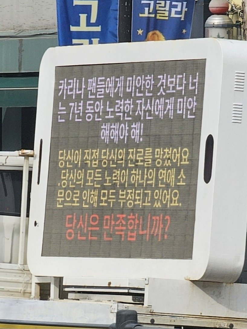 npomvtt's tweet photo. Taemin do SHINee sobre como querer agradar todos os fãs em todos os momentos pode ser artisticamente limitante para idols de Kpop:

"Não me entenda mal, eu amo e respeito meus fãs de coração, mas se eu quiser me desenvolver artisticamente, preciso poder me expressar com sinceridade, mesmo que isso possa ser desconfortável pra algumas pessoas. Tem algumas coisas que idols de Kpop não devem falar sobre. Por exemplo, é considerado tabu falar de amor e relacionamentos. Mas no futuro, eu realmente quero me expressar de forma livre. Por exemplo, recentemente eu fiz uma sessão de fotos em que posei com um cigarro. Eu sei que as pessoas podem pensar em mim de forma diferente depois de ver as fotos, mas isso não precisa necessariamente ser algo ruim. Ainda assim, foi bastante estressante."