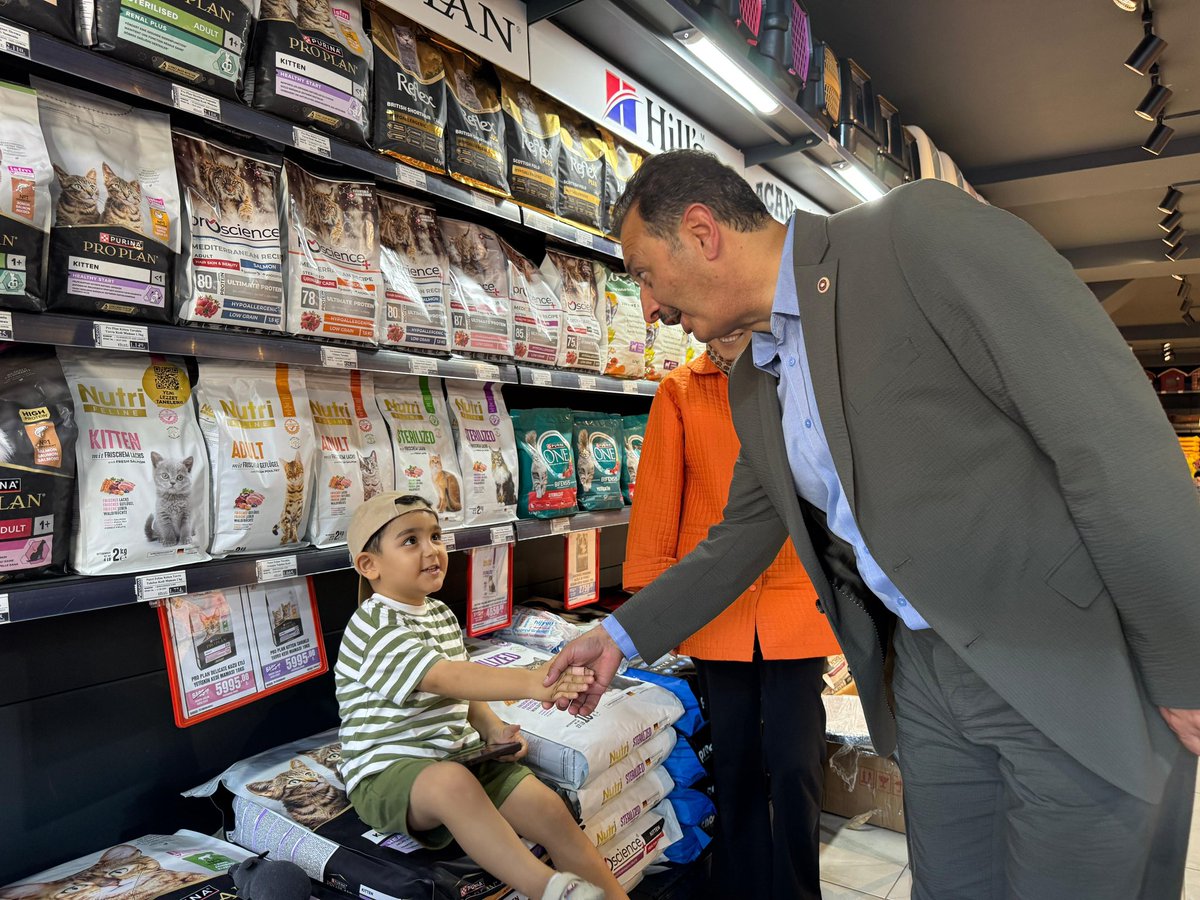 dtcuneytaldemir's tweet photo. 📍Erbaa

Birlik ve muhabbetin en güzel adreslerinden biri de esnafımızın kapısıdır.

Rabbim, tüm esnafımıza hayırlı, bereketli bol kazançlar versin. https://t.co/fISbdazxUv