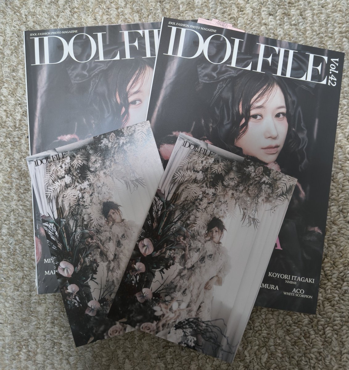 thash0315's tweet photo. #IDOLFILE Vol.42
通販で購入してたんだけど、念のためエビツタさんで今日もう一冊買ったら、ポストカードは両方ともしっかりまこでした😆😆✌
#坂下真心
#まこち
#NMB48 https://t.co/XIDA0p6PPA