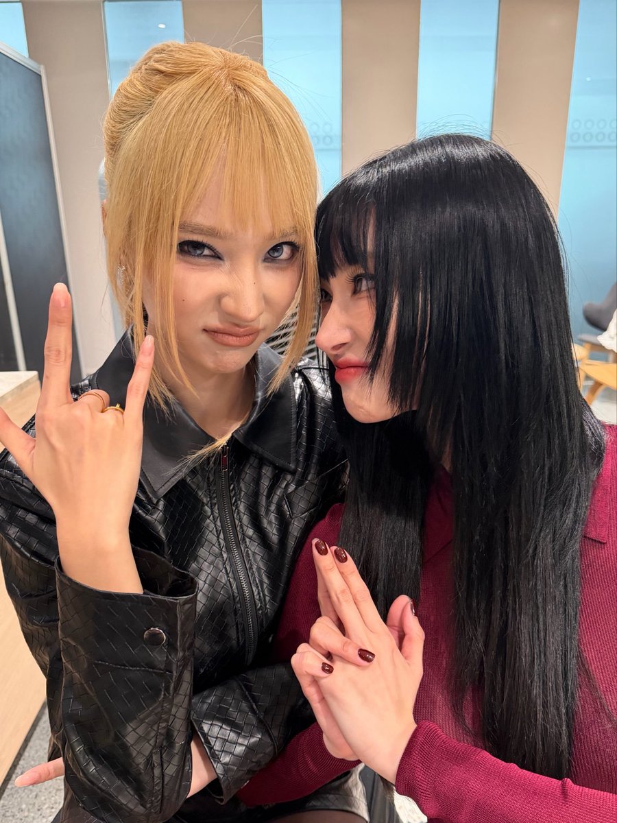 chuuckycheese_'s tweet photo. theyre the definition of black cat and golden retriever gfs oh my god 😭😭😭😭 https://t.co/tj3afCuoFg