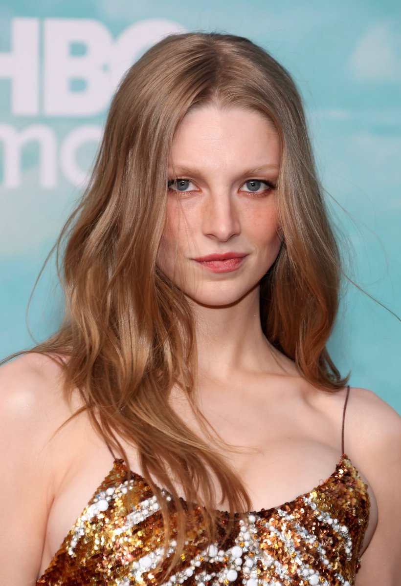 stagepopbr's tweet photo. TRAÍDA 16 VEZES! Hunter Schafer e Dominic Fike estão novamente em um relacionamento, após o ator tê-la traído, segundo fontes próximas ao casal. https://t.co/r9OvaqPqkD