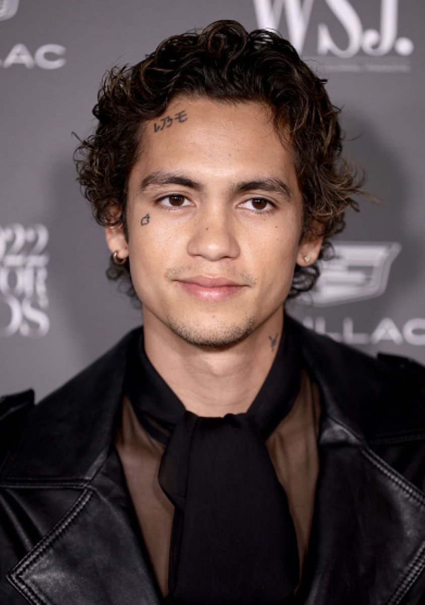 stagepopbr's tweet photo. TRAÍDA 16 VEZES! Hunter Schafer e Dominic Fike estão novamente em um relacionamento, após o ator tê-la traído, segundo fontes próximas ao casal. https://t.co/r9OvaqPqkD