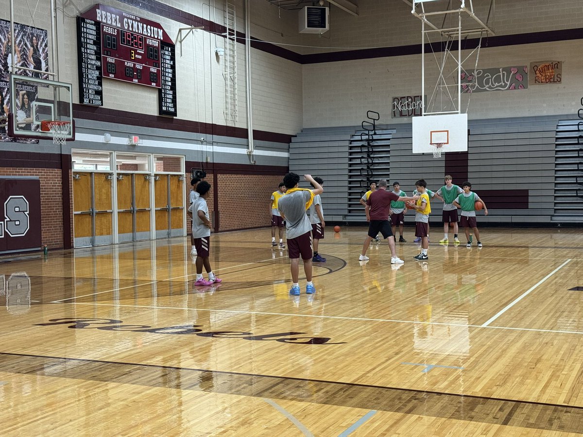 Wesley_A_Torres's tweet photo. @LhsMidland π is working half court offense this morning! @suttlebird #ExpectExcellence @MidLEErebels https://t.co/PT3RmFmfkq