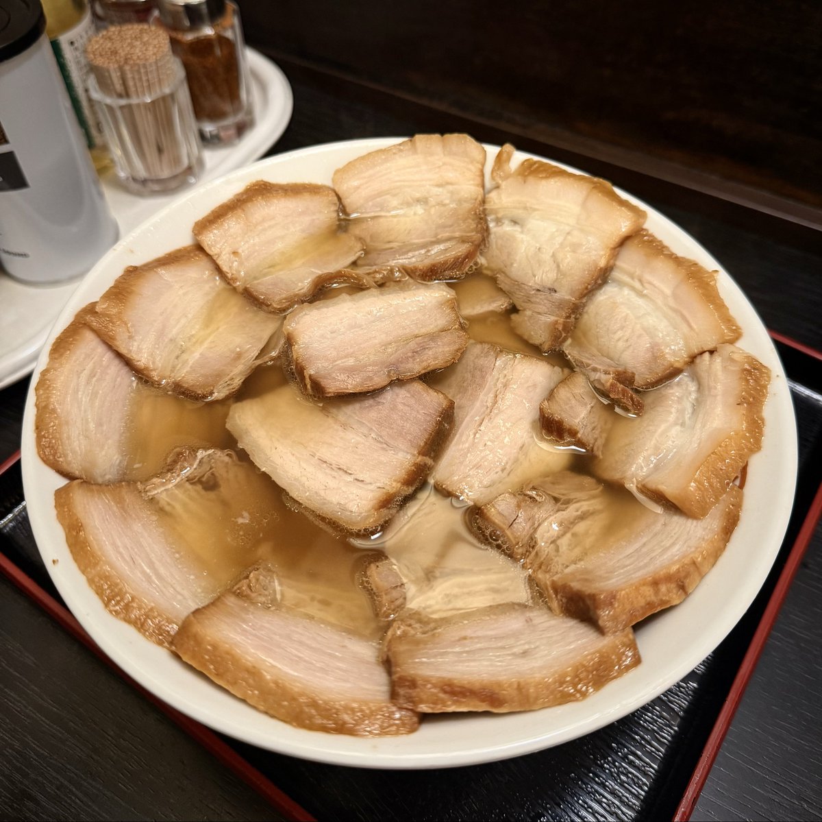 jojo_omg's tweet photo. 喜多方ラーメン坂内
「メガ焼豚ラーメン」 ※焼豚24枚

ど迫力のビジュアルにはじめは『うわー！すごいすごーい！』となるんだけど、なかなか減らない焼豚を食べ進めて行くうちに『過ぎたるは猶及ばざるが如し』ということわざを思い出したww  あと、青唐辛子を頼むのを忘れた😅

#肉の壁 https://t.co/djUxGl1Q8M