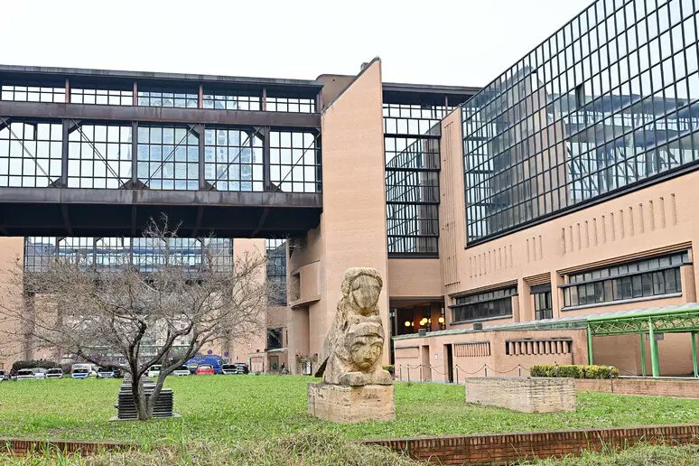 Agenzia_Ansa's tweet photo. Nordio invia ispettori a Torino per il caso degli abusi sessuali. L'uomo scarcerato dopo 48 ore nonostante avesse commesso violenze su una 13enne. #ANSA
https://t.co/duUhCK1fqR https://t.co/ExjNvqoF5F