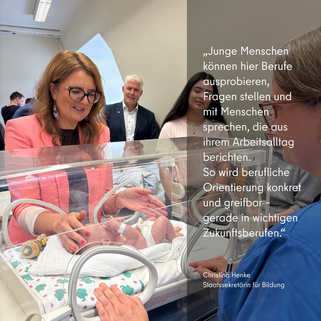 SenBJF's tweet photo. Heute ist Bildungsstaatsekretärin Henke im St. Joseph Krankenhaus in Tempelhof dabei. Dort erlebt sie, wie Schüler/-innen in den Pflegeberuf reinschnuppern und mit Auszubildenden sowie Pflegefachpersonen ins Gespräch kommen. 2/2 https://t.co/3MUzAVgCt9