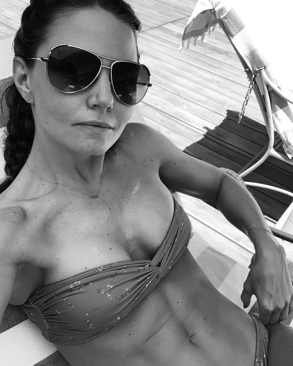 Mamporrero's tweet photo. Jennifer Morrison vacationed in El Salvador with husband Gerardo Celasco and friends Eric Amadio and Kristina Emerson on July 21, 2019. Great friends, gorgeous views, paddleboarding, fishing and alfajores. https://t.co/9dsNrPq8US