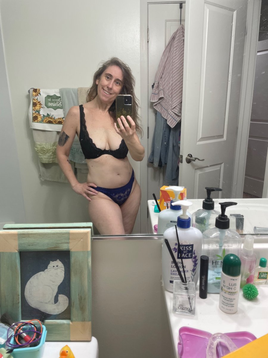 disandro_denise's tweet photo. Hi friends. Have a great day! Wanted to show you the cute bow on my panties. https://t.co/DhjYEw90sp