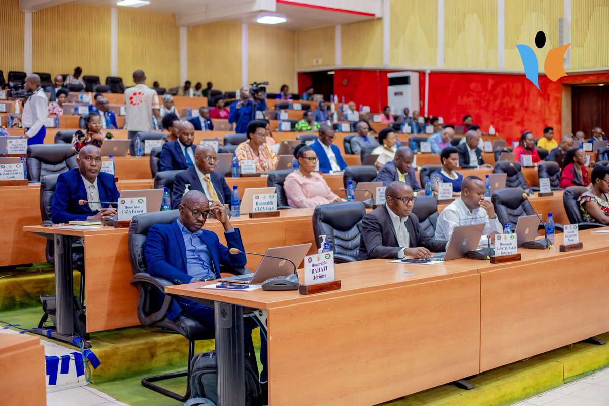 MagazineJimbere's tweet photo. 📄 Les députés ont présenté les rapports de missions effectuées en Afrique du Sud et en Zambie, ce mardi 1er septembre 2026, lors de la séance plénière tenue au palais des Congrès de #Kigobe, sous la présidence de Daniel Gélase Ndabirabe(@nshingamateka)
👥 Jean Marie Nibirantije a présenté le rapport de la mission en Afrique du Sud, tandis que Boniface Basigivyabo a présenté celui de la Zambie. Cette dernière a constaté que les élections se sont déroulées dans un climat généralement pacifique, malgré quelques tensions

🗳️ Les députés appellent les acteurs politiques à privilégier le dialogue, la retenue et le respect des règles électorales, afin de préserver la confiance dans le processus

👨‍💼 Daniel Gélase Ndabirabe a salué ces missions et appelé à analyser les causes récurrentes de l’insécurité, notamment celles liées aux contextes #politique et #économique

#Burundi #Jimbere