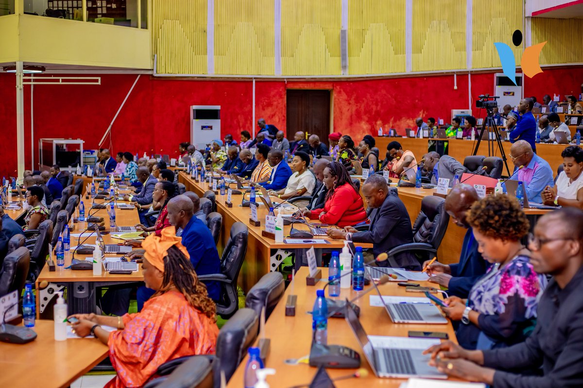 MagazineJimbere's tweet photo. 📄 Les députés ont présenté les rapports de missions effectuées en Afrique du Sud et en Zambie, ce mardi 1er septembre 2026, lors de la séance plénière tenue au palais des Congrès de #Kigobe, sous la présidence de Daniel Gélase Ndabirabe(@nshingamateka)
👥 Jean Marie Nibirantije a présenté le rapport de la mission en Afrique du Sud, tandis que Boniface Basigivyabo a présenté celui de la Zambie. Cette dernière a constaté que les élections se sont déroulées dans un climat généralement pacifique, malgré quelques tensions

🗳️ Les députés appellent les acteurs politiques à privilégier le dialogue, la retenue et le respect des règles électorales, afin de préserver la confiance dans le processus

👨‍💼 Daniel Gélase Ndabirabe a salué ces missions et appelé à analyser les causes récurrentes de l’insécurité, notamment celles liées aux contextes #politique et #économique

#Burundi #Jimbere
