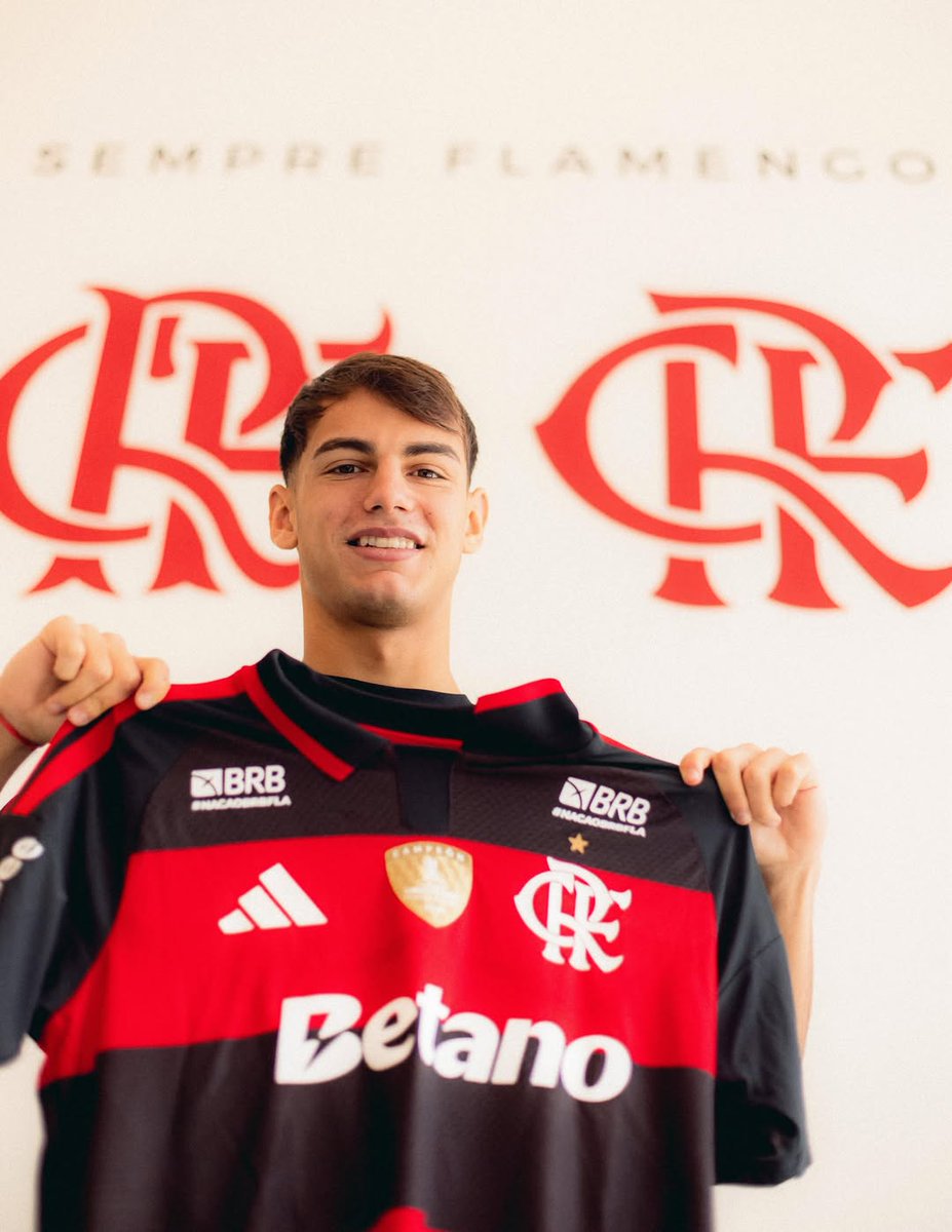 Flamengo_es's tweet photo. Hola, Joaco 👋🇦🇷

El especial saludo de Freitas para toda la Nación tras firmar contrato con Flamengo hasta el 2031.🔴⚫️ https://t.co/Ebds5Czhjw