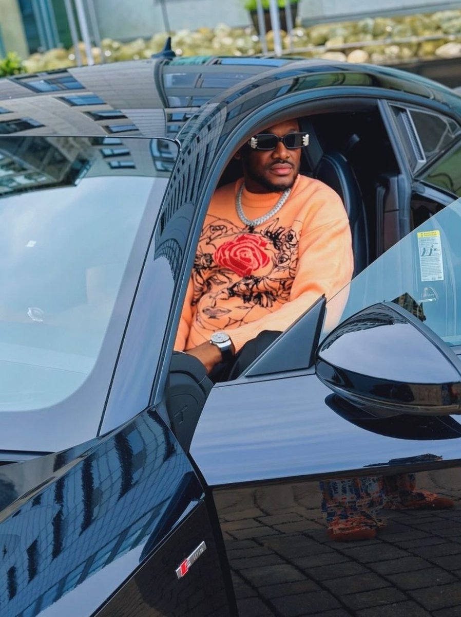 yabaleftonline's tweet photo. Legendary singer 2Face Idibia in new photos https://t.co/g2SrTgcclG