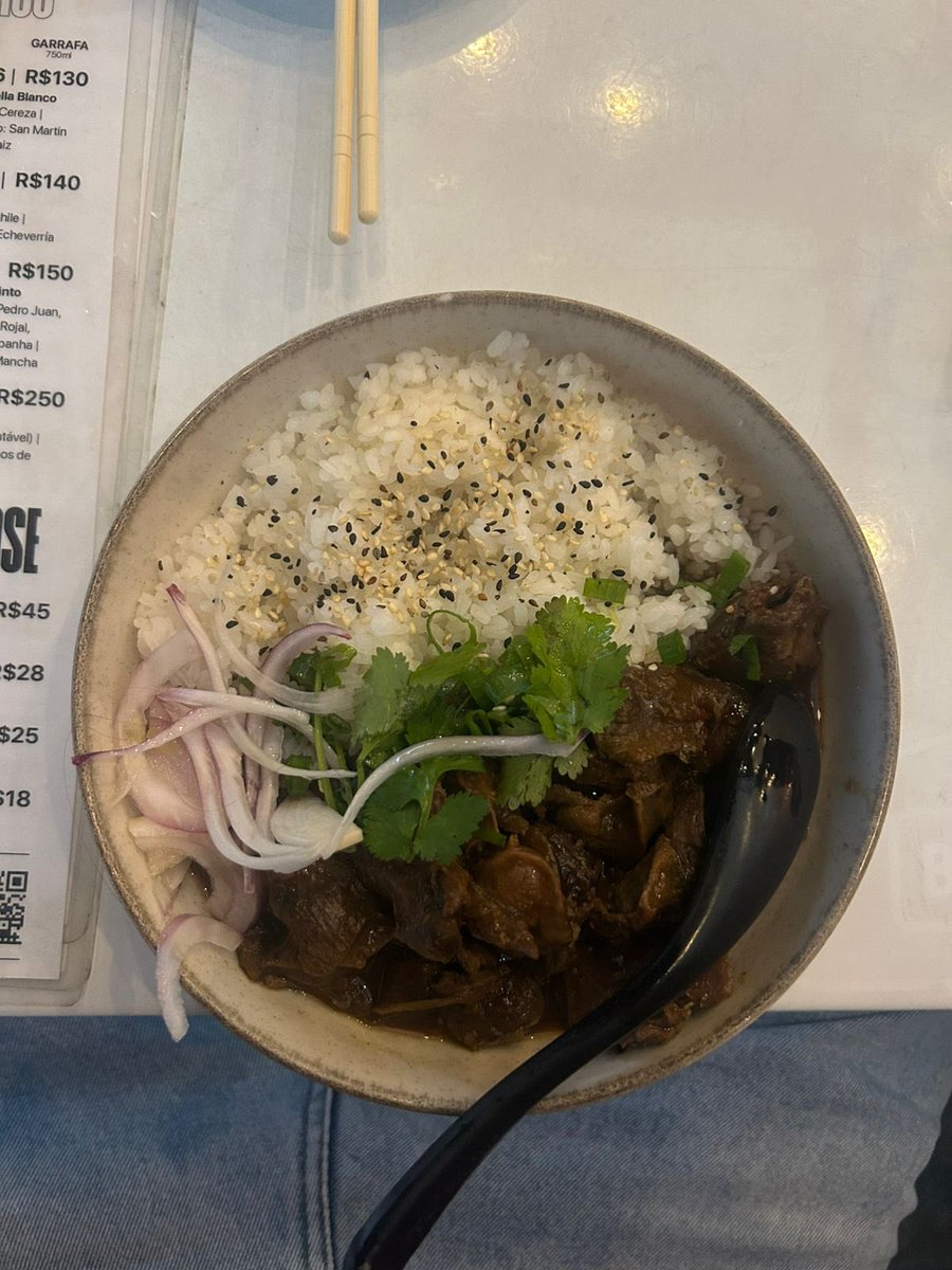 __barbieri's tweet photo. Review BAO HUT: 

Ambiente: Simples e descontraído, com mesas e cadeiras de aço. Tem 2 ambientes e dá pra ficar na calçada, em cadeiras de praia kk (lá fora é legalize).

O problema foi a chuva. No dia em que fui, caiu o mundo e a lona do 2º ambiente tinha vários furos. Resultado https://t.co/eBMJLbzGoT