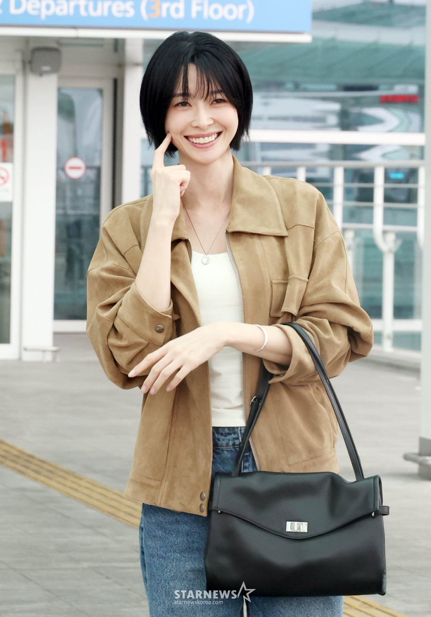 KwonNaraUpdates's tweet photo. 260901 | [Article] Actress Kwon Nara departed from Incheon Airport for Da Nang, Vietnam, for a fashion magazine photoshoot. 😍💖✈️

#KwonNara #권나라 https://t.co/nW76f1hkTX
