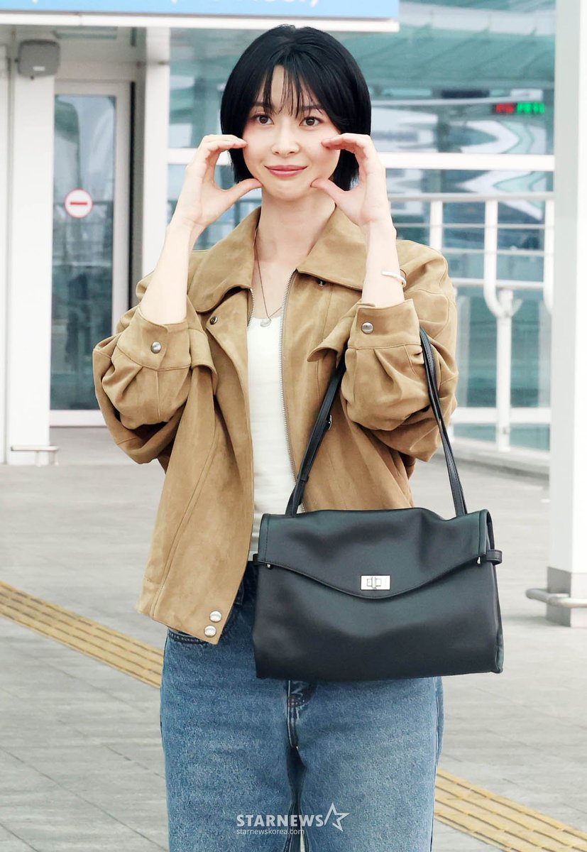 KwonNaraUpdates's tweet photo. 260901 | [Article] Actress Kwon Nara departed from Incheon Airport for Da Nang, Vietnam, for a fashion magazine photoshoot. 😍💖✈️

#KwonNara #권나라 https://t.co/nW76f1hkTX