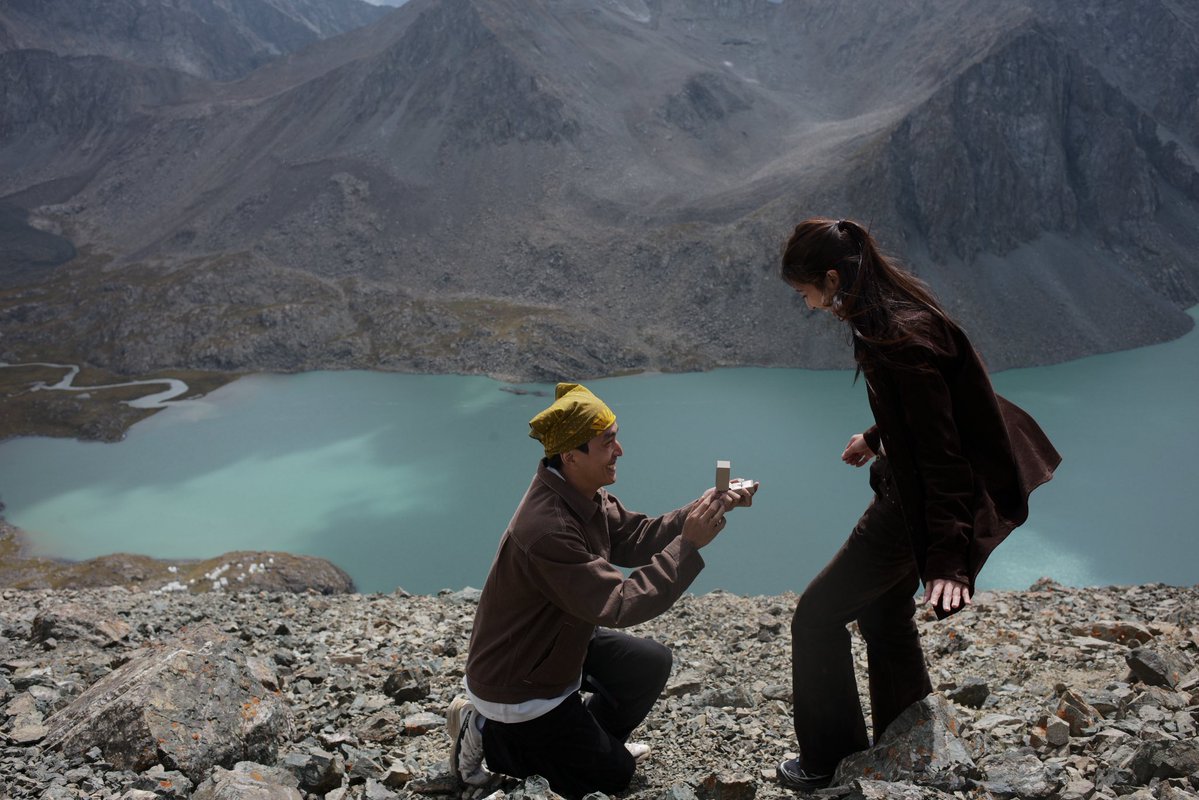 Miint_chalida's tweet photo. ชื่อภูผา ก็เลยมาขอกันกลางภูเขา 🏔️

กว่าจะขึ้นมาถึงเกือบ 4,000 เมตร ทั้งขี่ม้า ปีนเขา ลุยโคลน เหนื่อย หอบ หนาว ครบ 😂
ตอนแรกก็ไม่เข้าใจว่าทำไมต้องพามาลำบากขนาดนี้

ที่แท้ก็Yes, of course. 💍 @pupaatae 
 #มิ้นต์ชาลิดา #มิ้นต์ภูผา https://t.co/GnJnPNKFfB