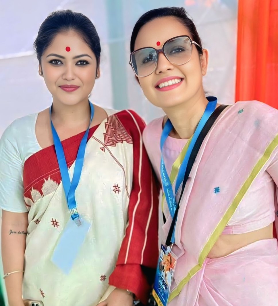 Nargis_Bano78's tweet photo. महुआ मोइत्रा पर अंडे और पत्थर फेंकने वाले मामले में कलकत्ता हाईकोर्ट ने पश्चिम बंगाल सरकार को लगाई फटकार ,

कुछ दिनों पहले महुआ मोइत्रा पर कुछ गुंडों ने हमला किया था , जिसका उन्होंने लाइव आकर वीडियो बनाया था , इस मामले में वो कोर्ट भी गयी लेकिन उनकी सुनवाई नहीं लेकिन अब कलकत्ता हाईकोर्ट ने सरकार को महुआ मोइत्रा को अतिरिक्त सुरक्षा देने का आदेश दिया ,

सुनवाई के दौरान हाई कोर्ट ने टिप्पणी करते हुए कहा " अगर एक मौजूदा सांसद को अपने ही क्षेत्र में अंडे फेंके जाने और उत्पीड़न का सामना करना पड़ रहा है , तो विपक्षी दलों से जुड़े आम राजनीतिक कार्यकर्ताओं का क्या हाल होगा ", 

अदालत ने पश्चिम बंगाल पुलिस को निर्देश दिया कि महुआ मोइत्रा जब भी अपने संसदीय क्षेत्र में प्रवेश करेंगी , उनके साथ 2 अतिरिक्त पुलिसकर्मी तैनात रहेंगे , महुआ मोइत्रा को अपने दौरे की तारीखों की जानकारी पहले से पुलिस अधिकारियों को देनी होगी ताकि प्रशासन द्वारा उचित बंदोबस्त किया जा सके ,

कलकत्ता हाईकोर्ट ने प्रशासन को सख्त हिदायत देते हुए कहा कि राज्यों की पुलिस को ऐसे उपद्रवियो और गुंडों पर सख़्ती से निपटना चाहिए ताकि स्थिति नियंत्रण से बाहर ना हो , 

अब आप सोच सकते हो सायोनी घोष ने इसी डर की वजह से पार्टी छोड़ी होगी लेकिन इतिहास लड़ने वालो का लिखा जाता है , आने वाली पीढ़ी महुआ मोइत्रा को याद करेगी कि पत्थर खाने के बाद भी TMC सांसद महुआ मोइत्रा अपने फैसले पर अटल रही ,