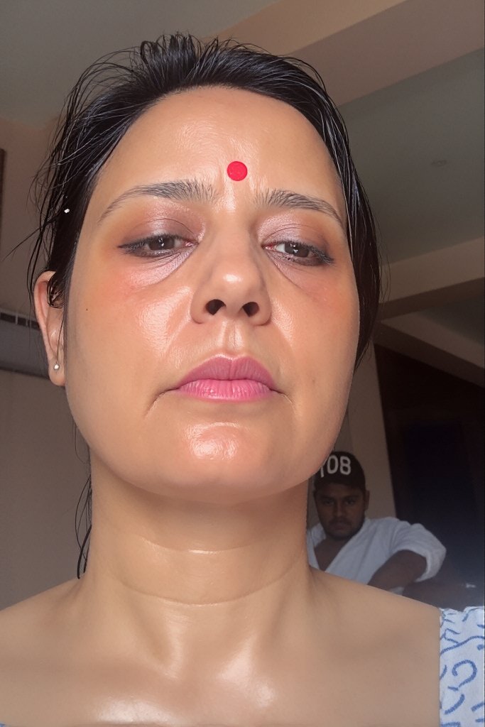 Nargis_Bano78's tweet photo. महुआ मोइत्रा पर अंडे और पत्थर फेंकने वाले मामले में कलकत्ता हाईकोर्ट ने पश्चिम बंगाल सरकार को लगाई फटकार ,

कुछ दिनों पहले महुआ मोइत्रा पर कुछ गुंडों ने हमला किया था , जिसका उन्होंने लाइव आकर वीडियो बनाया था , इस मामले में वो कोर्ट भी गयी लेकिन उनकी सुनवाई नहीं लेकिन अब कलकत्ता हाईकोर्ट ने सरकार को महुआ मोइत्रा को अतिरिक्त सुरक्षा देने का आदेश दिया ,

सुनवाई के दौरान हाई कोर्ट ने टिप्पणी करते हुए कहा " अगर एक मौजूदा सांसद को अपने ही क्षेत्र में अंडे फेंके जाने और उत्पीड़न का सामना करना पड़ रहा है , तो विपक्षी दलों से जुड़े आम राजनीतिक कार्यकर्ताओं का क्या हाल होगा ", 

अदालत ने पश्चिम बंगाल पुलिस को निर्देश दिया कि महुआ मोइत्रा जब भी अपने संसदीय क्षेत्र में प्रवेश करेंगी , उनके साथ 2 अतिरिक्त पुलिसकर्मी तैनात रहेंगे , महुआ मोइत्रा को अपने दौरे की तारीखों की जानकारी पहले से पुलिस अधिकारियों को देनी होगी ताकि प्रशासन द्वारा उचित बंदोबस्त किया जा सके ,

कलकत्ता हाईकोर्ट ने प्रशासन को सख्त हिदायत देते हुए कहा कि राज्यों की पुलिस को ऐसे उपद्रवियो और गुंडों पर सख़्ती से निपटना चाहिए ताकि स्थिति नियंत्रण से बाहर ना हो , 

अब आप सोच सकते हो सायोनी घोष ने इसी डर की वजह से पार्टी छोड़ी होगी लेकिन इतिहास लड़ने वालो का लिखा जाता है , आने वाली पीढ़ी महुआ मोइत्रा को याद करेगी कि पत्थर खाने के बाद भी TMC सांसद महुआ मोइत्रा अपने फैसले पर अटल रही ,