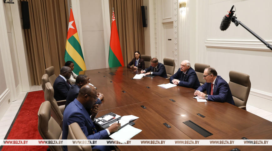 AblodeGbadja1's tweet photo. TOGO-Qui se ressemble s’assemble. @FEGnassingbe, habitué des régimes autoritaires, s’est entretenu en tête-à-tête avec son homologue biélorusse Alexandre Loukachenko, un « géant aux pieds d’argile ». Une rencontre qui illustre, une fois encore, la proximité entre dirigeants aux conceptions similaires du pouvoir.