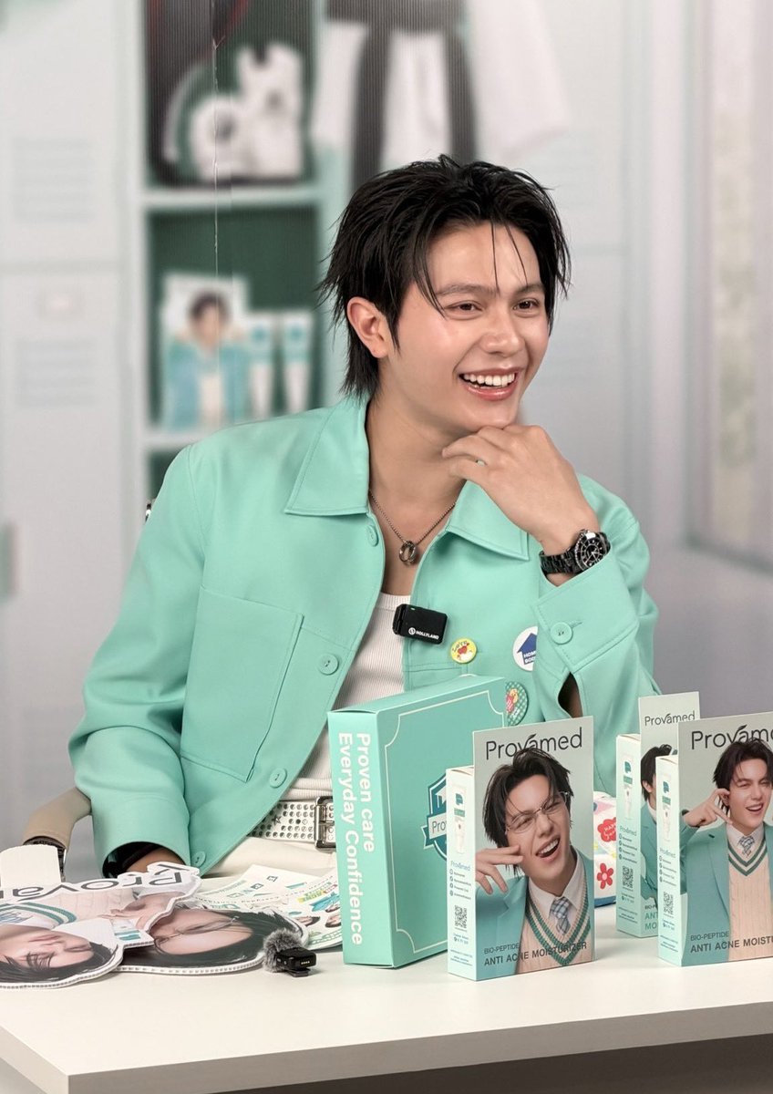 WEofficialTH's tweet photo. WILLIAM ACNE BREAK
#ProvamedxWilliam  #williamjkp
#ProvamedAcneBreak

ขอขอบคุณ @ProvamedClub ที่พาน้องวิลเลี่ยม พี่ประธานสุดหล่อ มาร่วมไลฟ์ “Provamed Acne Break ปิดเทอมใหญ่ สิวไม่ว้าวุ่น ผิวพร้อมรัก กับวิลเลี่ยม” ในวันนี้นะครับ 🫧✨

ได้ทั้งเคล็ดลับดี ๆ ในการดูแลผิวหน้า พร้อมกิจกรรมและเกมสนุก ๆ ที่สร้างทั้งเสียงหัวเราะและรอยยิ้มตลอดทั้งไลฟ์เลยครับ 💙

ขอบคุณที่มอบช่วงเวลาน่ารัก ๆ และพาวิลเลี่ยมมาเติมความสดใสให้กับทุกคนในวันนี้นะครับ ขอให้ทุกคนผิวพร้อมรัก สดใสไร้สิว และมีรอยยิ้มแบบพี่ประธานวิลเลี่ยมกันทุกวันเลยครับ 🥰✨

#WEofficialTH
