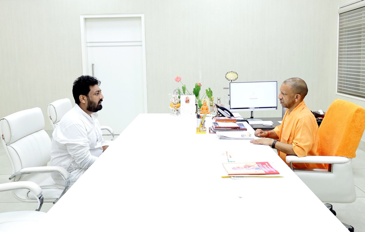 myogioffice's tweet photo. मुख्यमंत्री श्री @myogiadityanath जी महाराज से आज लखनऊ में दिल्ली विश्वविद्यालय के असिस्टेंट प्रोफेसर श्री दिग्विजय सिंह जी ने शिष्टाचार भेंट की। https://t.co/vSG2NznilW