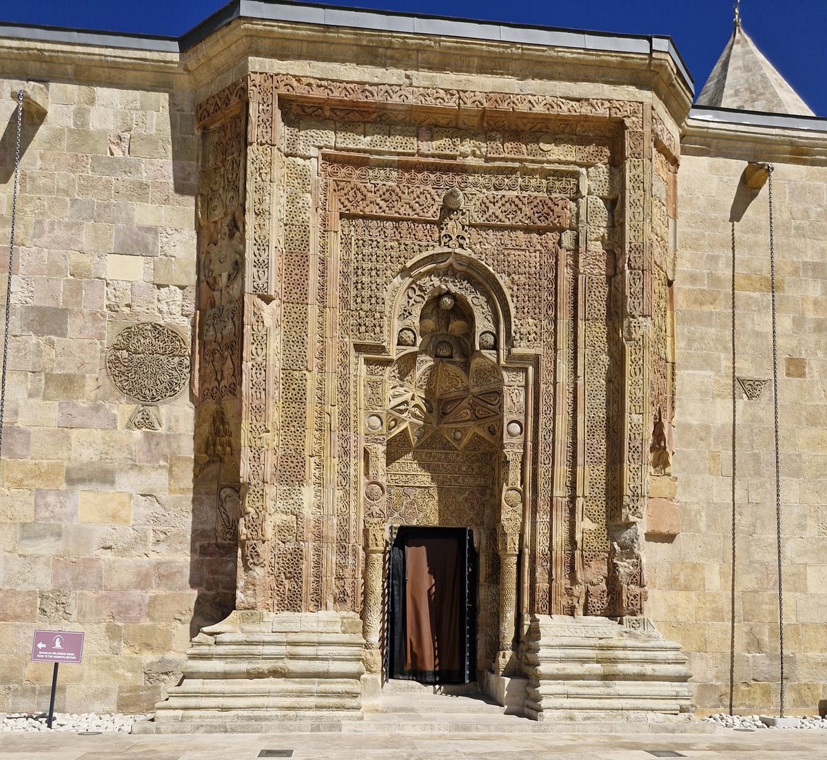 brk0133brk's tweet photo. Gidin ve görün lütfen..Yolunuz düşmezse,yola bunun icin düşün..Ahlatlı Hürrem Şah'ın bilinen tek eseri olarak aklımda kalmıştı..Hayatımızda tekte olan şeyler bu mükemmellikte olsun umarım😇 https://t.co/v55oE0ZOdF