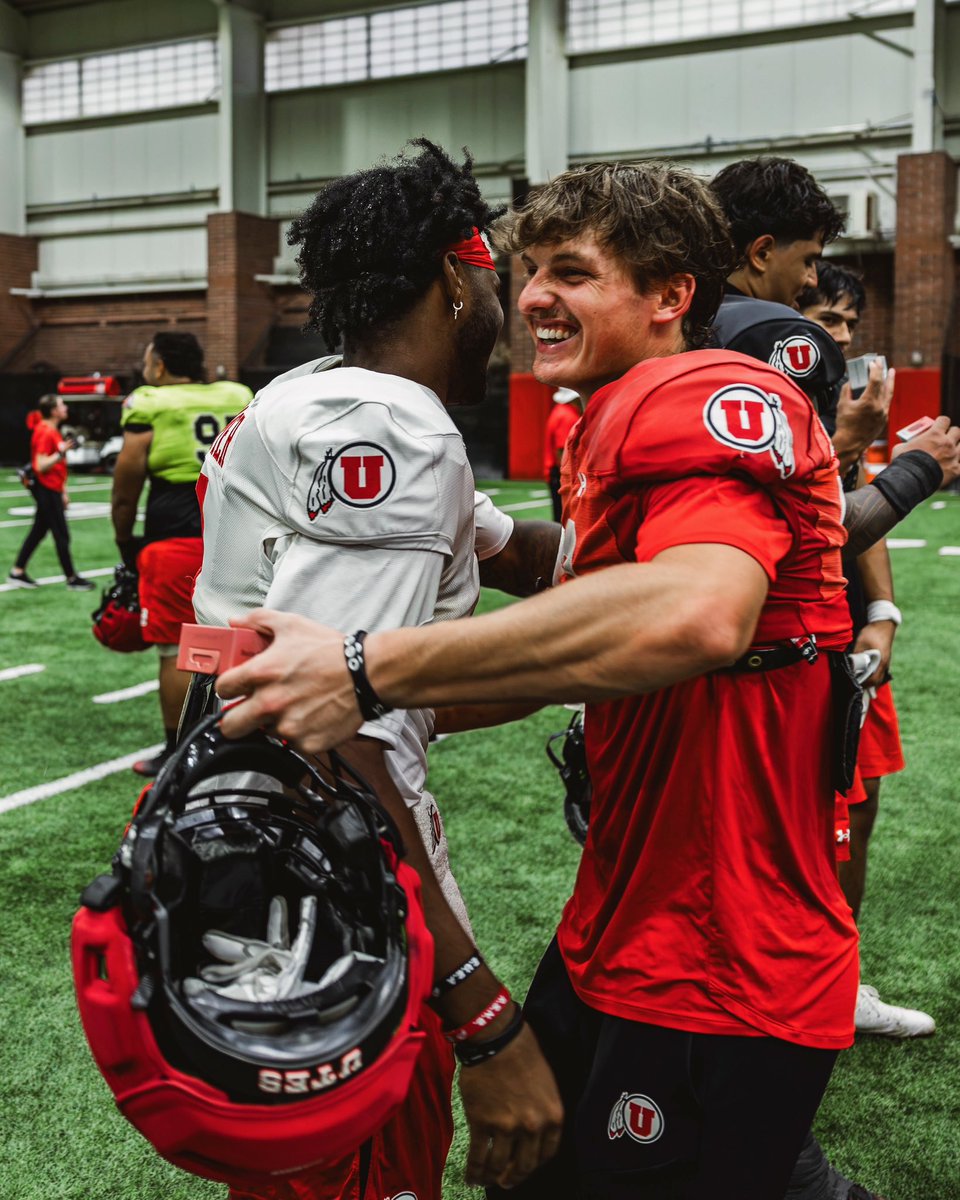 Utah_Football's tweet photo. An early Christmas via @Devonddampier 🎁🎧

#GoUtes | #RSNB https://t.co/kTZfoQ49gj