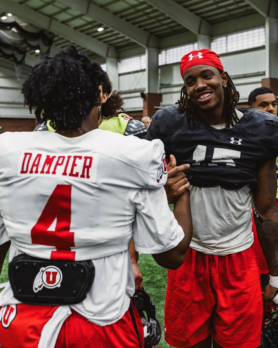 Utah_Football's tweet photo. An early Christmas via @Devonddampier 🎁🎧

#GoUtes | #RSNB https://t.co/kTZfoQ49gj
