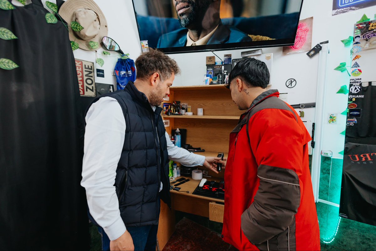 GonzaloBecerraD's tweet photo. ✂️ Hoy conocemos a Gonzalo

💈Pasamos por su barbería para conocer y colaborar con su historia, su emprendimiento y todo lo que hay detrás de cada corte.

✨ Porque emprender también es animarse, trabajar por los sueños y crecer día a día.

🚀 X+EMPRENDEDORES: historias reales, proyectos que crecen.