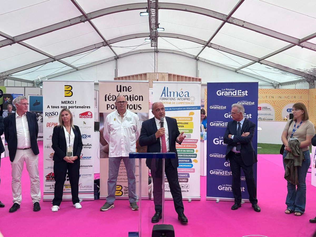 cnbpf's tweet photo. 🥖 Dominique Anract, président de la @cnbpf , et Xavier Casalini, secrétaire général, sont présents à la 80ᵉ Foire de Châlons-en-Champagne ce jour, en présence de Philippe Chaumeille, Président de la Fédération de la Boulangerie de la Marne, et de Jean-Marc Gout, Président de la Fédération des Artisans Boulangers-Pâtissiers des Ardennes et Président de la Région boulangère Grand Est.

🤝 Xavier Casalini a également participé à la table ronde « Les patrimoines UNESCO, facteurs d’attractivité et de rayonnement », un temps d’échange autour de la valorisation de nos savoir-faire et de leur rôle dans le rayonnement des territoires.

🎤 Intervention du Président de l’U2P, Michel Picon, accompagné de Maurice Karotsch, Président de l’U2P Grand Est.

👨‍🍳 Cet événement est aussi l’occasion de faire découvrir et de partager le savoir-faire de nos artisans boulangers !

🥐🍞 Une belle occasion  de faire découvrir et de partager le savoir-faire de nos artisans boulangers !

#foiredechâlons #châlonsenchampagne #boulangerieartisanale #savoirfaire #boulangerie